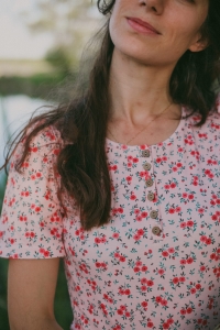 Bluzeczka Sara dzianina bawełniana czerwone vintage kwiatuszki